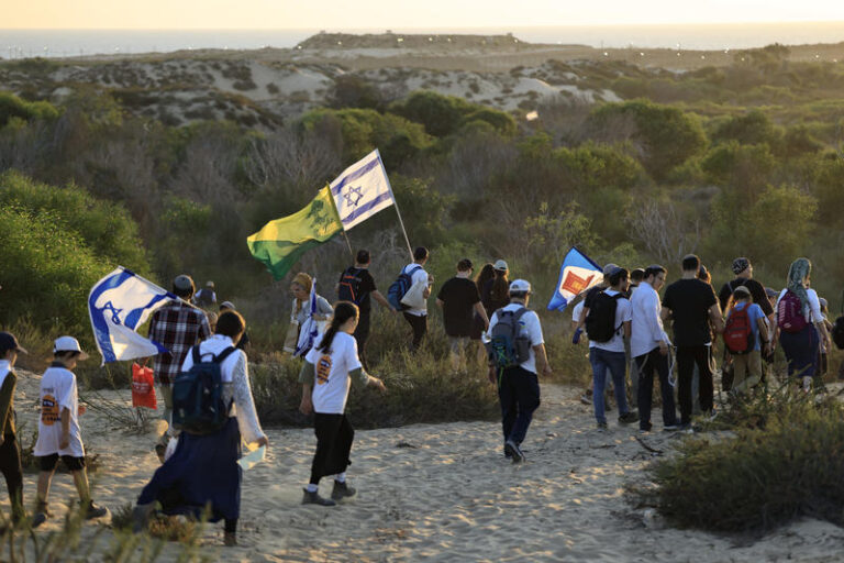 The 'March of the Thousands to Gaza' supporting the re-establishment of Jewish settlements in the Gaza Strip (Photo: Tsafrir Abayov/Flash90)