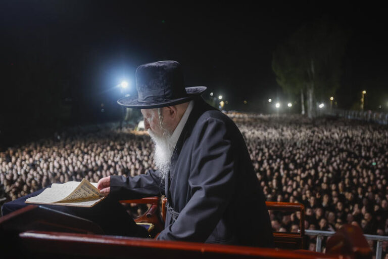 האדמו"ר מגור מול חסידיו במחאה נגד מעצר עריקים מול כלא 10 (צילום: טל גל/פלאש90)