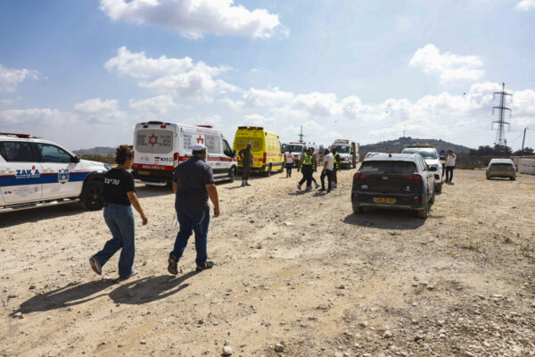 כוחות הביטחון וההצלה פועלים בזירת פיגוע הירי סמוך להתנחלות חוות גלעד שבשומרון, 24 ביולי 2026 (צילום: הלל בן אור/פלאש 90)