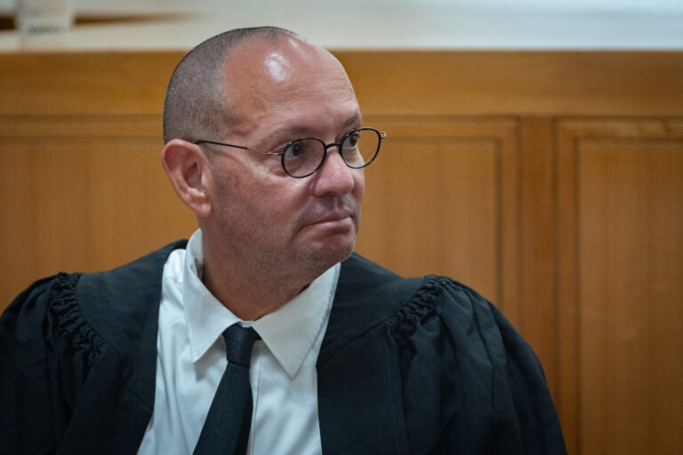 עו"ד ענר הלמן, נציג היועמ"שית, בדיון בעתירות נגד הקפאת מעצרי עריקים חרדים, 28 ביולי 2026 (צילום: יונתן זינדל/פלאש90)