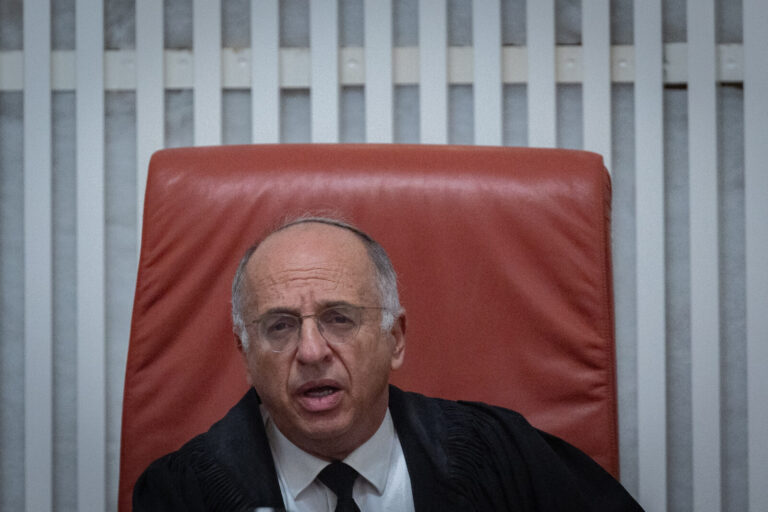 המשנה לנשיא העליון נעם סולברג בדיון בעתירות נגד הקפאת מעצרי עריקים חרדים, 28 ביולי 2026 (צילום: יונתן זינדל/פלאש90)