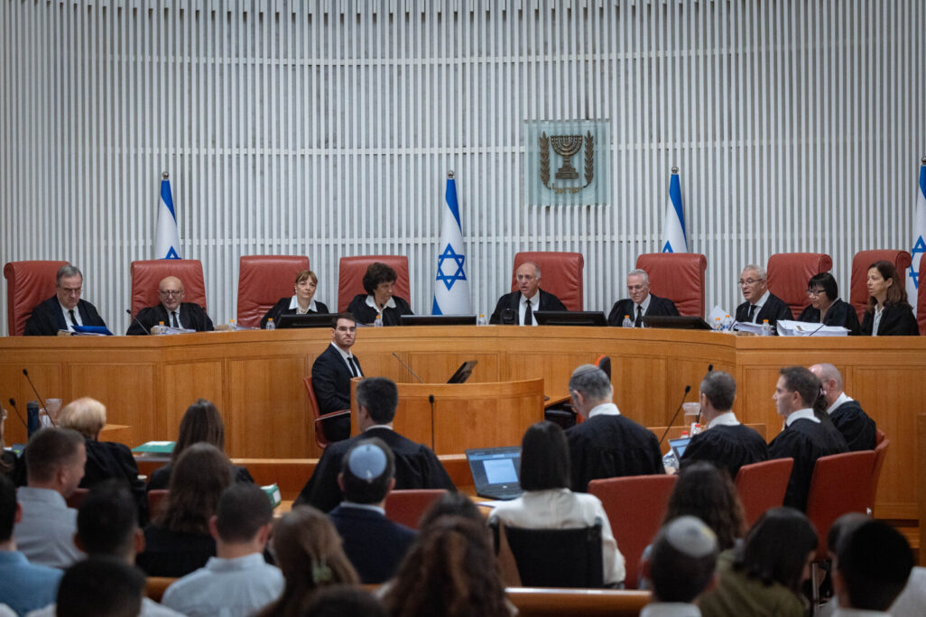 המשנה לנשיא בית המשפט העליון, השופט נעם סולברג, ושופטי ההרכב מגיעים לדיון בעתירות נגד החוק להקפאת מעצרים, חקירות והליכי אכיפה נגד עריקים חרדים, בבית המשפט העליון בירושלים, 28 ביולי 2026 (צילום: יונתן זינדל/פלאש90)