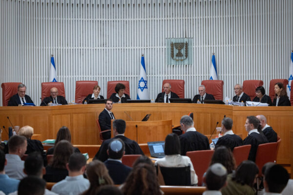 המשנה לנשיא בית המשפט העליון, השופט נעם סולברג, ושופטי ההרכב מגיעים לדיון בעתירות נגד החוק להקפאת מעצרים, חקירות והליכי אכיפה נגד עריקים חרדים, בבית המשפט העליון בירושלים, 28 ביולי 2026 (צילום: יונתן זינדל/פלאש90)