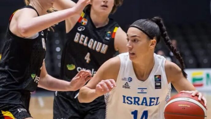 גל רביב מול ההגנה הבלגית בחצי הגמר (צילום: FIBA)