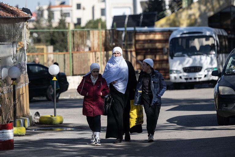 אישה דרוזית וילדים בעיר א-סווידא בסוריה, בזמן מלחמת האזרחים בין הדרוזים במדינה לכוחות המשטר של הנשיא אל ג'ולאני, 2026 (צילום ארכיון: Hasan Belal/Anadolu via Getty Images)