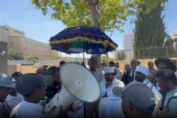 קייסים, רבנים ומאות מיוצאי אתיופיה מפגינים מול משרדי הממשלה בירושלים בדרישה לחדש את העלייה (צילום מסך קסאו שיפראו)