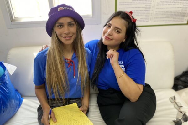 לינה אבו ליל (מימין) רכזת הדרכה ונור ג׳בארה רכזת הדרכה ומי שפיתחה וכתבה את קורס מדריכי הסולחה (צילום: יעל אלנתן)