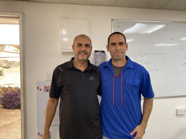 טל טוניק (מימין) וד"ר יאסר אל עמור. "האלימות מחלחלת גם לבני נוער נורמטיביים" (צילום: יעל אלנתן)