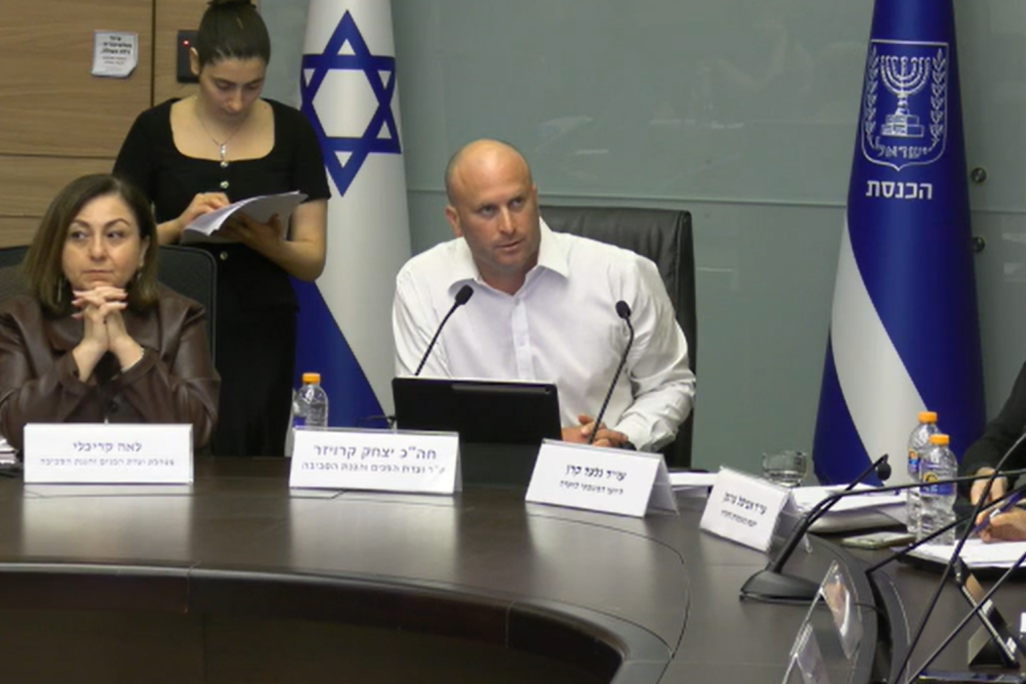 יו"ר ועדת הפנים, יצחק קרויזר, הודיע כי לא יקדם את חוק הדיור הציבורי (צילום מסך מסרטון: דוברות הכנסת)