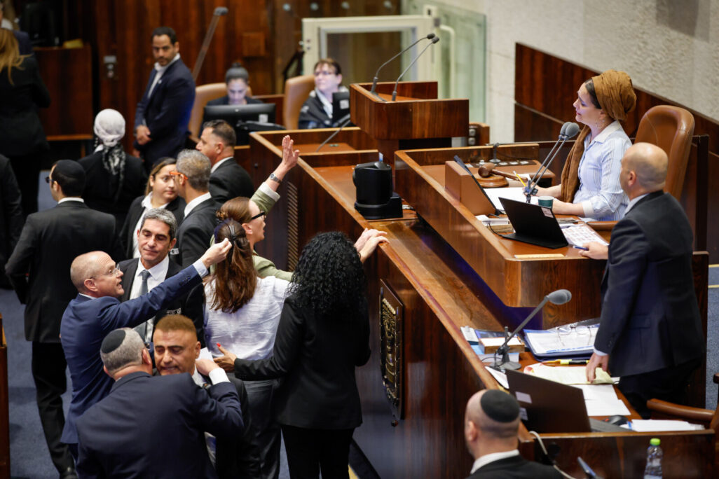 מהומה בדיון במליאת הכנסת על חוק הקפאת מעצרי עריקים (צילום: נועם מושקוביץ/דוברות הכנסת) מהומה בדיון במליאת הכנסת על חוק הקפאת מעצרי עריקים (צילום: נועם מושקוביץ/דוברות הכנסת)