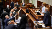 מהומה בדיון במליאת הכנסת על חוק הקפאת מעצרי עריקים (צילום: נועם מושקוביץ/דוברות הכנסת)