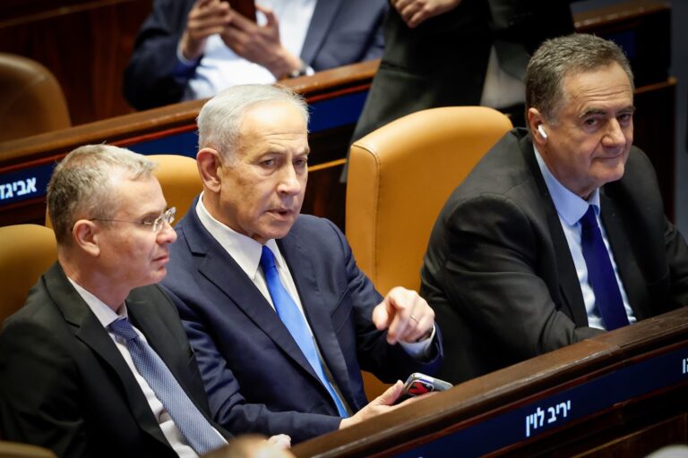 שר הביטחון ישראל כ"ץ, ראש הממשלה בנימין נתניהו ושר המשפטים יריב לוין בדיון על הקפאת מעצרי עריקים (צילום: נועם מושקוביץ/דוברות הכנסת)