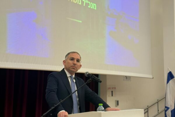 مدير عام وزارة الداخلية، يسرائيل أوزان، يلقي كلمة في حفل تسليم الشهادات للأئمة في الجامعة المفتوحة (تصوير : وزارة الداخلية والجامعة المفتوحة)