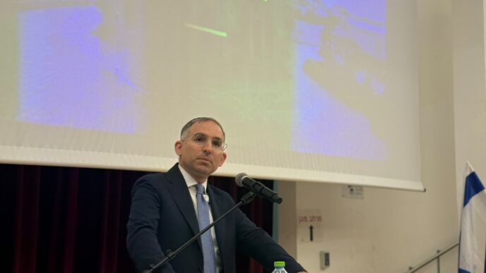 מנכ"ל משרד הפנים, ישראל אוזן, נושא דברים בטקס הענקת התעודות לאימאמים באוניברסיטה הפתוחה (צילום: משרד הפנים והאוניברסיטה הפתוחה)