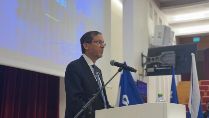 נשיא המדינה, יצחק הרצוג, על דוכן הנואמים בכנס ההוקרה למנהיגי הדת המוסלמים שהוכשרו למאבק באלימות (צילום: משרד הפנים והאוניברסיטה הפתוחה)