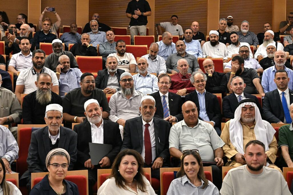 נשיא המדינה יצחק הרצוג, מנכ"ל משרד הפנים ישראל אוזן ובכירים נוספים, יחד עם עשרות האימאמים מסיימי מחזור א' של תוכנית ההכשרה האקדמית (צילום: האוניברסיטה הפתוחה ומשרד הפנים) נשיא המדינה יצחק הרצוג, מנכ"ל משרד הפנים ישראל אוזן ובכירים נוספים, יחד עם עשרות האימאמים מסיימי מחזור א' של תוכנית ההכשרה האקדמית (צילום: האוניברסיטה הפתוחה ומשרד הפנים)