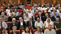 נשיא המדינה יצחק הרצוג, מנכ"ל משרד הפנים ישראל אוזן ובכירים נוספים, יחד עם עשרות האימאמים מסיימי מחזור א' של תוכנית ההכשרה האקדמית  (צילום: האוניברסיטה הפתוחה ומשרד הפנים)