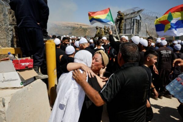 אישה דרוזית מסוריה פוגשת את אחותה בצד הישראלי של הגבול בעיצומו של הסכסוך המתמשך באזורי הדרוזים בסוריה, 16 ביולי 2025 (צילום: עמאר עוואד/רויטרס)