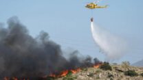 מסוק מנסה לכבות שריפה במחוז אלמירה בספרד (צילום: רויטרס)