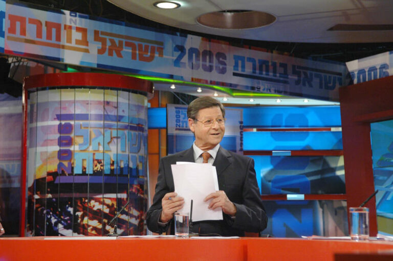 חיים יבין מגיש מהדורת חדשות לקראת בחירות 2006 (צילום: יוסי זמיר/פלאש90)