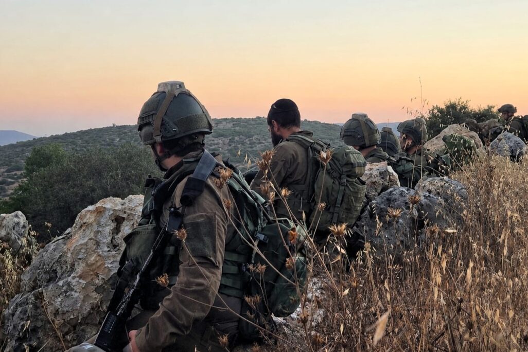 חיילי מילואים באימון (צילום: אור גואטה. בעיבוד התמונה נעשה שימוש בבינה מלאכותית)
