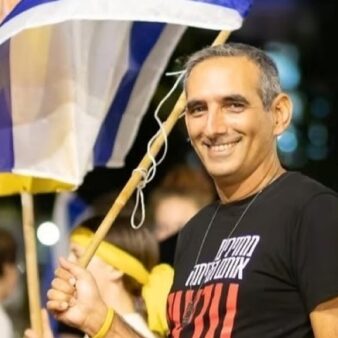 אבי דבוש בהפגנה להשבת החטופים (צילום: אלבום פרטי)