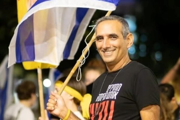 אבי דבוש בהפגנה להשבת החטופים (צילום: אלבום פרטי)