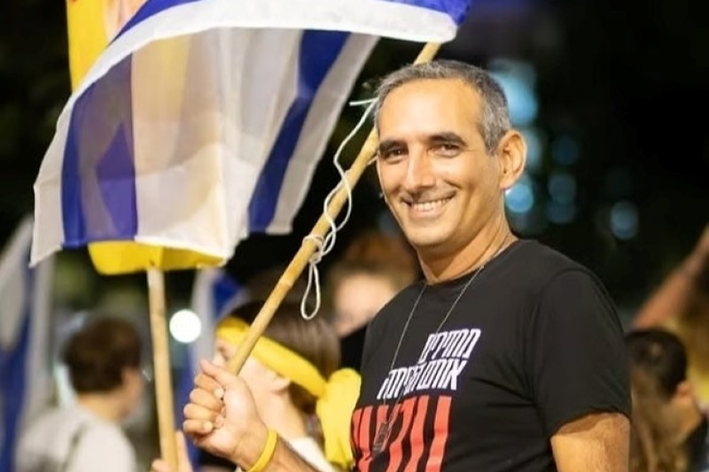 אבי דבוש בהפגנה להשבת החטופים (צילום: אלבום פרטי) אבי דבוש בהפגנה להשבת החטופים (צילום: אלבום פרטי)