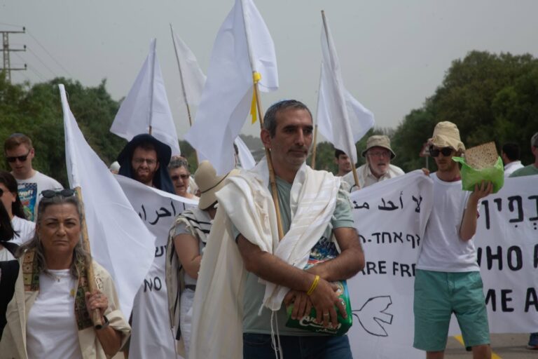 אבי דבוש בהפגנה לסיום המלחמה (צילום: אלבום פרטי)