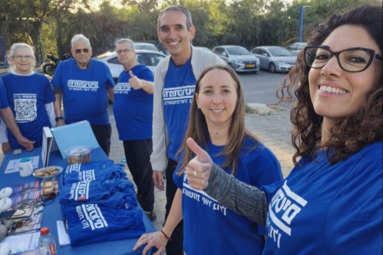 אבי דבוש (במרכז) עם פעילים ממפלגת הדמוקרטים (צילום: אלבום פרטי)
