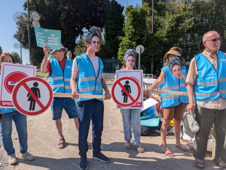 מיצג מחאה בכנסת נגד הרחבת ההפרדה המגדרית באקדמיה, שבו נשים הופנו שמאלה וגברים ימינה (צילום: 'זזים – קהילה פועלת')