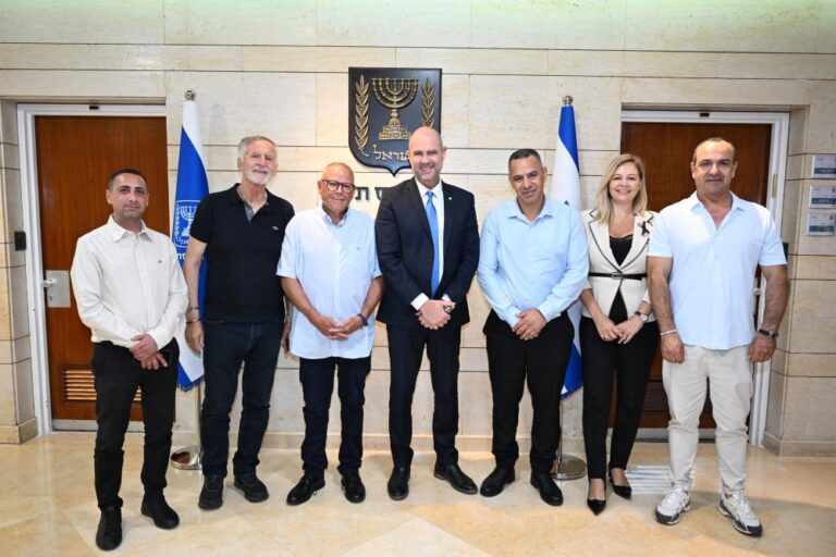 יו"ר ההסתדרות ארנון בר-דוד עם יו"ר הכנסת אמיר אוחנה, בביקור הכנסת (צילום: קובי קואנקס)
