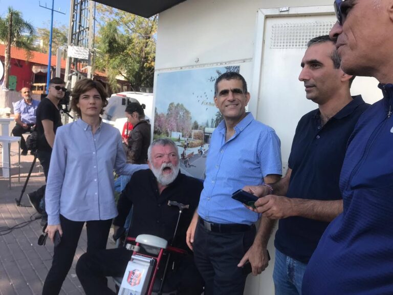 דבוש (מימין) בסיור בשדרות עם חברי מרצ מוסי רז, אילן גילאון ותמר זנדברג, 2018 (צילום: אלבום פרטי)
