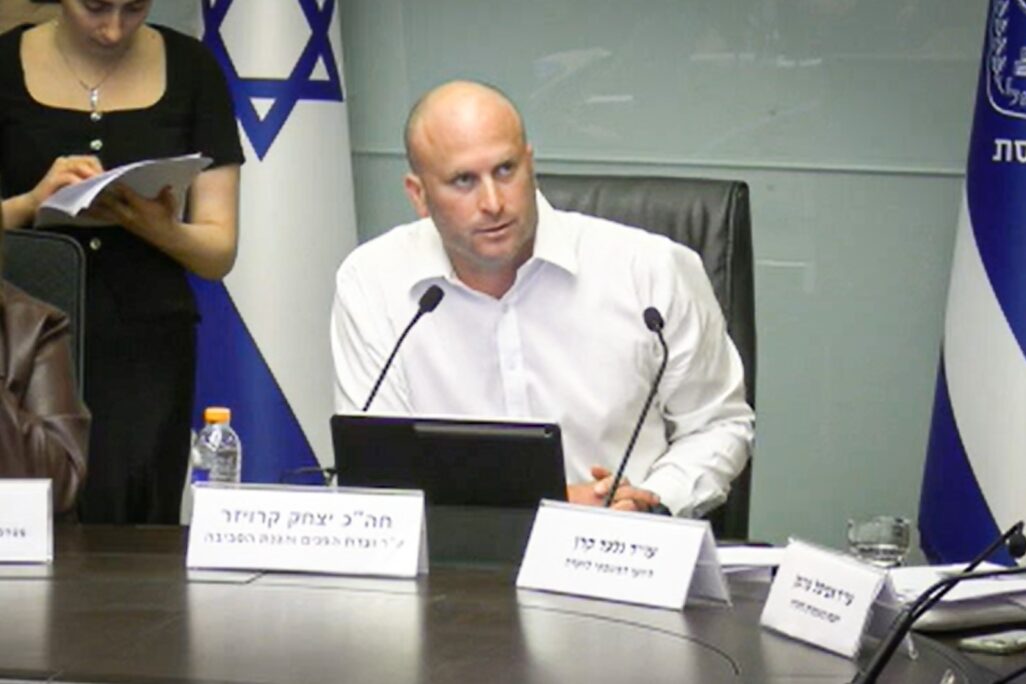 יו"ר ועדת הפנים, יצחק קרויזר, הודיע כי לא יקדם את חוק הדיור הציבורי (צילום מסך מסרטון: דוברות הכנסת; עיבוד: דבר)