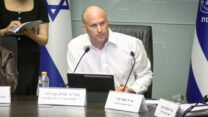 יו"ר ועדת הפנים, יצחק קרויזר, הודיע כי לא יקדם את חוק הדיור הציבורי (צילום מסך מסרטון: דוברות הכנסת; עיבוד: דבר)