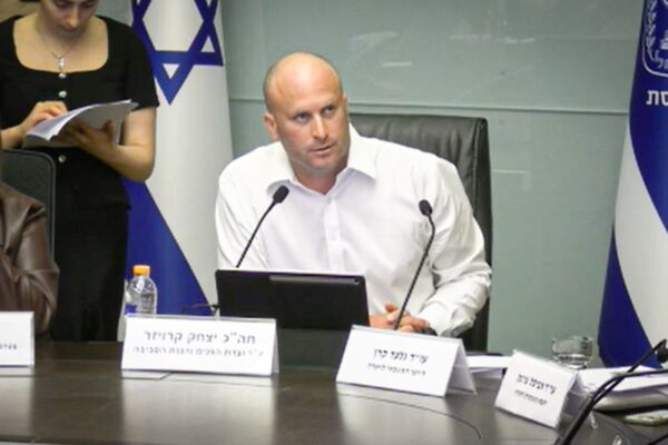 יו"ר ועדת הפנים, יצחק קרויזר, הודיע כי לא יקדם את חוק הדיור הציבורי (צילום מסך מסרטון: דוברות הכנסת; עיבוד: דבר)