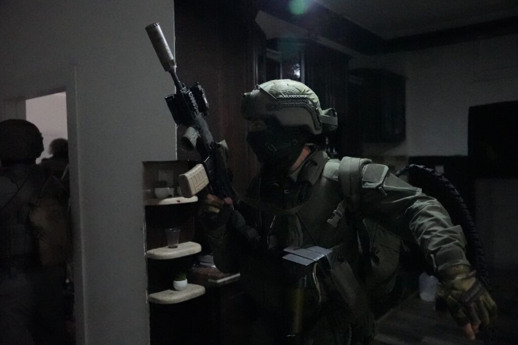 פשיטת המשטרה למעצר חשודים בסחר באמל"ח (צילום: דוברות המשטרה) פשיטת המשטרה למעצר חשודים בסחר באמל"ח (צילום: דוברות המשטרה)
