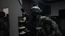 פשיטת המשטרה למעצר חשודים בסחר באמל"ח (צילום: דוברות המשטרה)