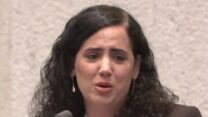 נעמה לזימי מספרת מה כתבה לה דיירת בדיור הציבורי (צילום מסך: ערוץ הכנסת)