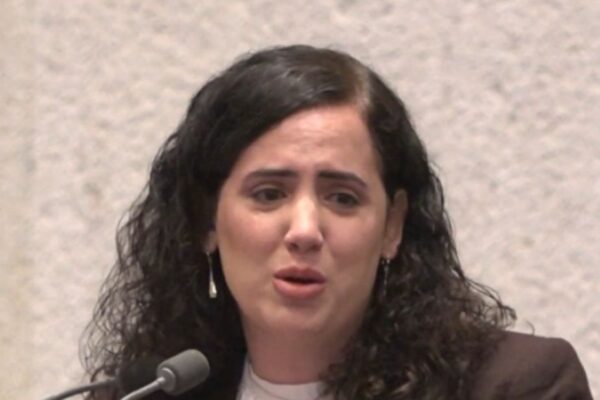 נעמה לזימי מספרת מה כתבה לה דיירת בדיור הציבורי (צילום מסך: ערוץ הכנסת)