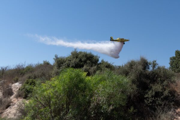 מטוס כיבוי מטיל מים וחומרי כיבוי מהאוויר מעל מוקדי השריפה ביער סמוך לשמשית, כחלק מהסיוע האווירי למאמצים הקרקעיים (צילום: טל סורסקי / כבאות והצלה לישראל)