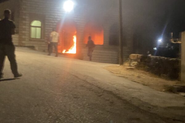 אש בפתח מבנה תפילה בא-תוואני, שניזוק במהלך התקיפה