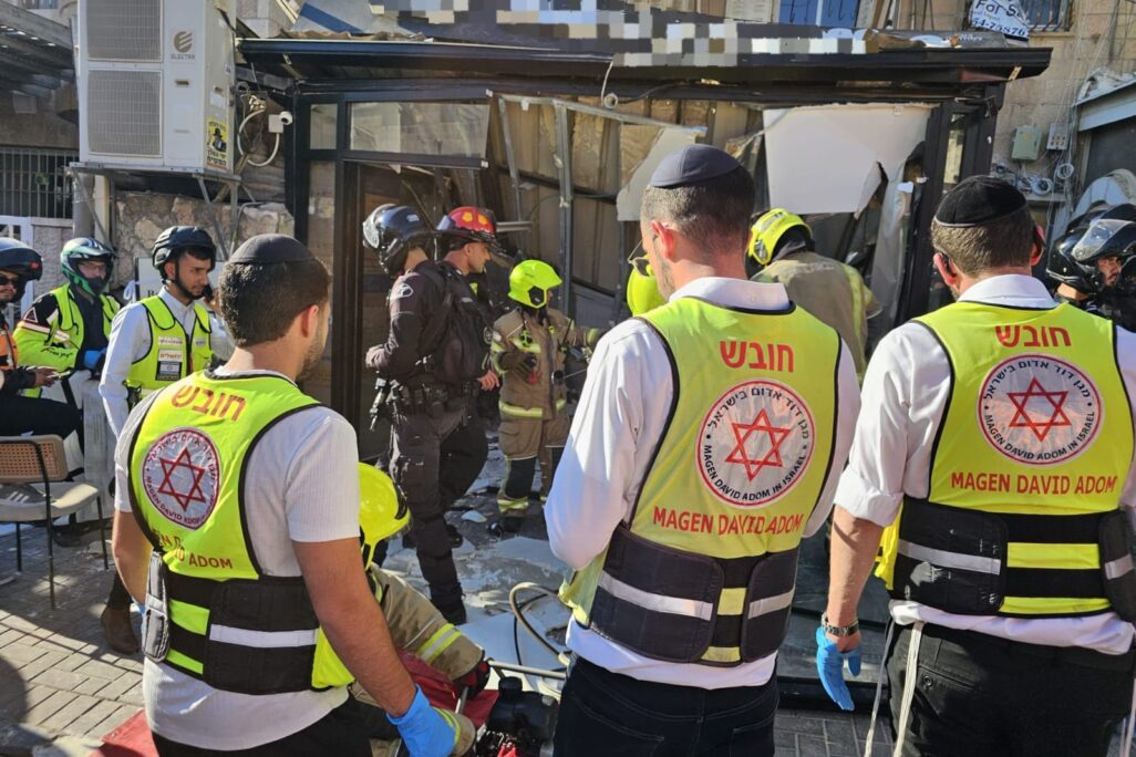 צוותי רפואה וסיוע בזירת קריסת המרפסת בירושלים (צילום: תיעוד מבצעי מד"א)
