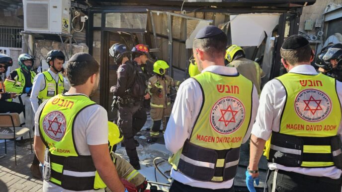 מרפסת קרסה על מסעדה ברחוב קק"ל בירושלים, חשש ללכודים