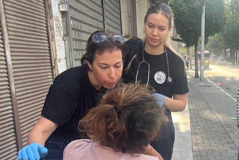 גבריאל השמאן (משמאל)  וד"ר איילת רשפון בסיור של 'רפואת רחוב' בדרום תל אביב (צילום: רפואת רחוב)