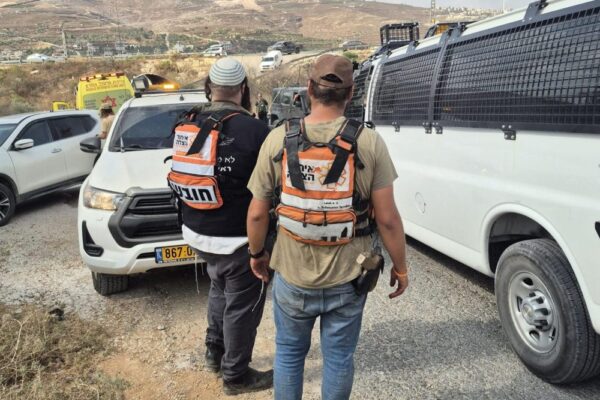 צוות איחוד הצלה בזירת פיגוע בחוות גלעד בשומרון (צילום: דוברות איחוד הצלה)