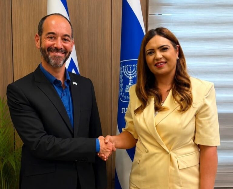מנכ"לית שירות התעסוקה עינבל משש ומ"מ מנכ"ל ועדת הבחירות המרכזית עו"ד דין ליבנה (צילום: דוברות שירות התעסוקה)