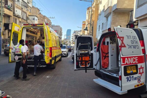 כוחות מד"א סמוך לאתר הבנייה בבני ברק בו נפצע עובד באורח קשה (צילום: תיעוד מד"א - מבצעי)