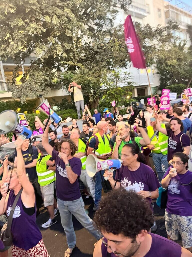פעילי 'עומדים ביחד' בהפגנה. "ממשלת המוות רוצה לגרור אותנו לעוד חזית" (צילום: עומדים ביחד)