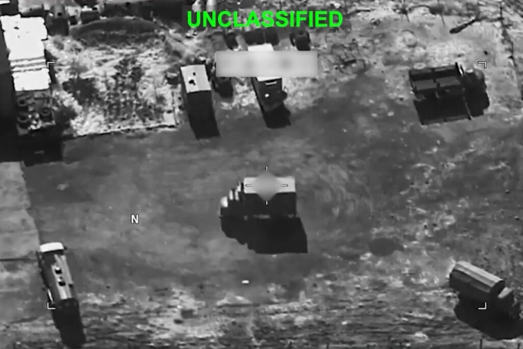כלי רכב צבאי באיראן שצבא ארה"ב תקף (צילום מסך: CENTCOM) כלי רכב צבאי באיראן שצבא ארה"ב תקף (צילום מסך: CENTCOM)